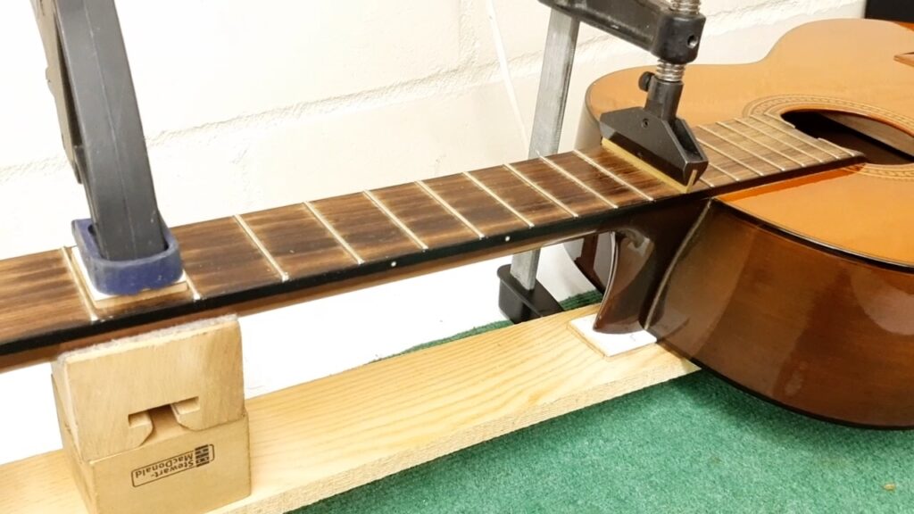 Fret stone and profile – levelling the frets on a supported guitar neck